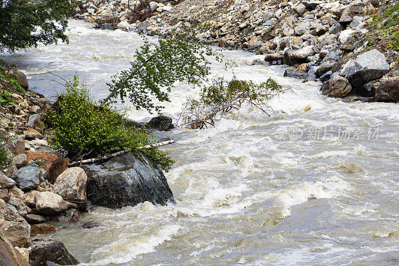 清澈的山河中的水流。环境保护。