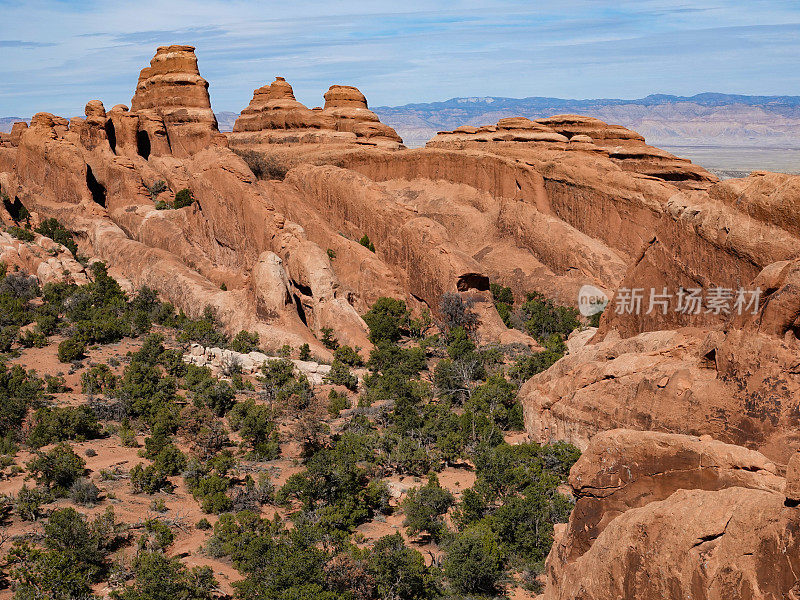 砂岩翼和塔。魔鬼花园，拱门国家公园，犹他州。