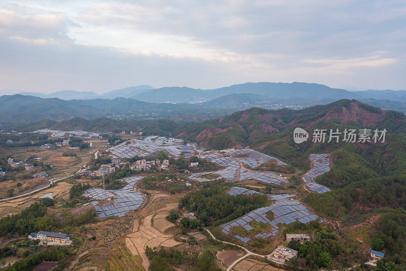 多云天气的太阳能发电厂