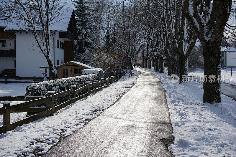 铺好的小径，供人们在树林间行走。冬天散步的小路。白雪覆盖的田野和林间小路。冬天里沿着小巷散步的小路。