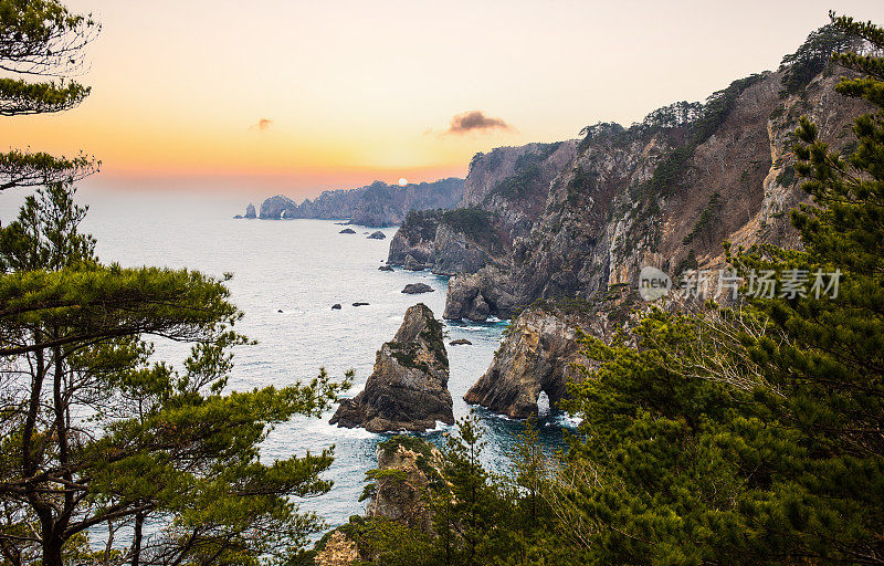 三陆海岸的岩石海岸线-岩手，日本北部