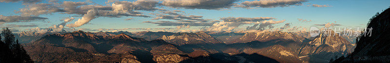 这是一组多张照片组成的照片，展示了秋季日落时分卡尼奇阿尔卑斯山上广阔的自然山景