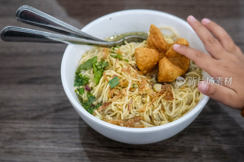 印尼街头小吃“Bakso”，煮面条配肉丸和炸豆腐