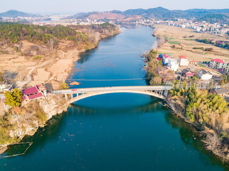 中国湖南，一座横跨河流的单拱桥