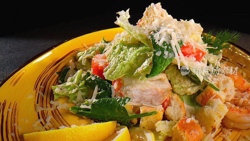 凯撒沙拉配柠檬、虾、干面包和含铅蔬菜