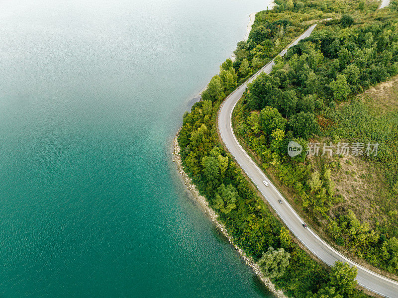 一辆汽车在湖边的路上行驶