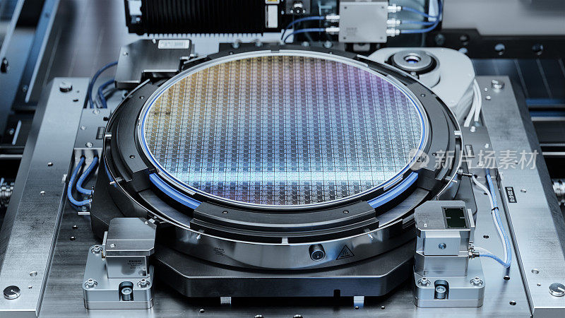 硅片内光刻机。在晶圆厂或铸造厂进行半导体和计算机芯片制造时的晶圆镜头。