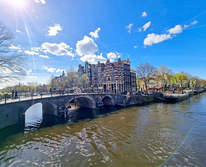 阿姆斯特丹市中心的传统房屋和桥梁