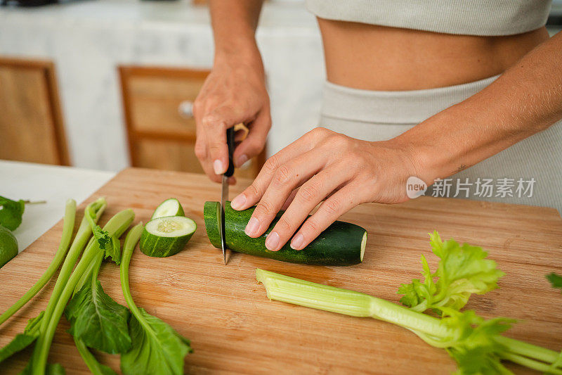 面目全非的女人切蔬菜做冰沙