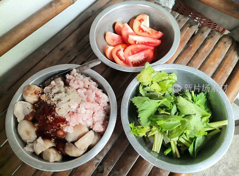 炒菜草菇肉末——食品制作。