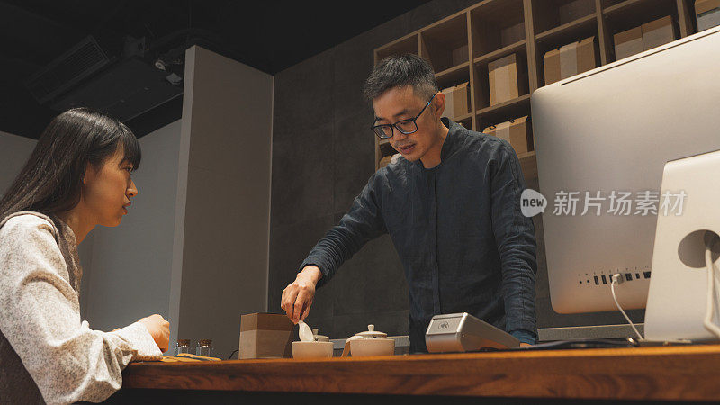 茶园导游参观，主人介绍自己的产品和品茶