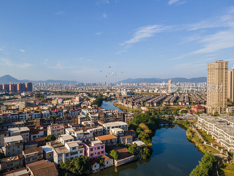 河边的城市建筑和别墅