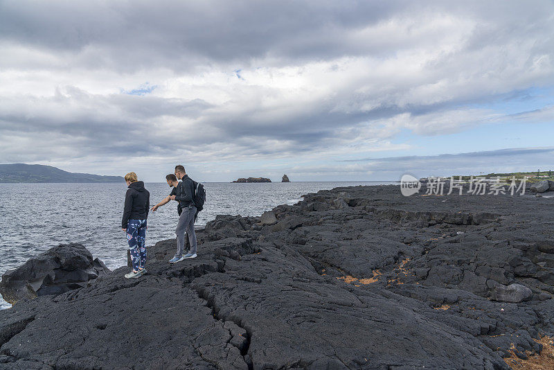 亚速尔群岛皮科岛火山海岸上的人们