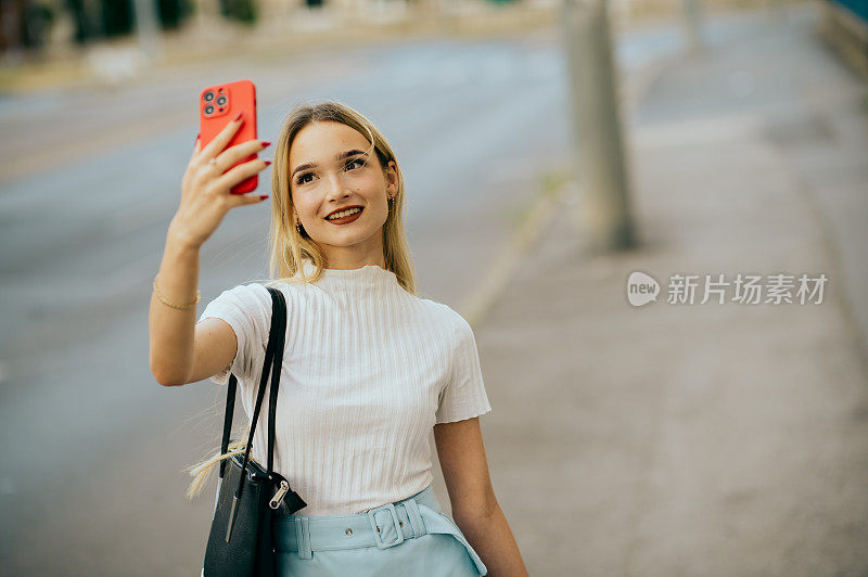 十几岁的女孩使用智能手机