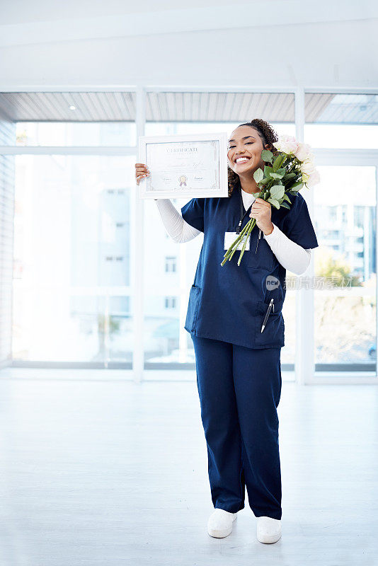 护士、庆典和黑人女性在医院微笑、鲜花和ADN证书毕业。毕业时获得医疗保健、教育和护理资格，幸福奖学金资格和学术奖励。