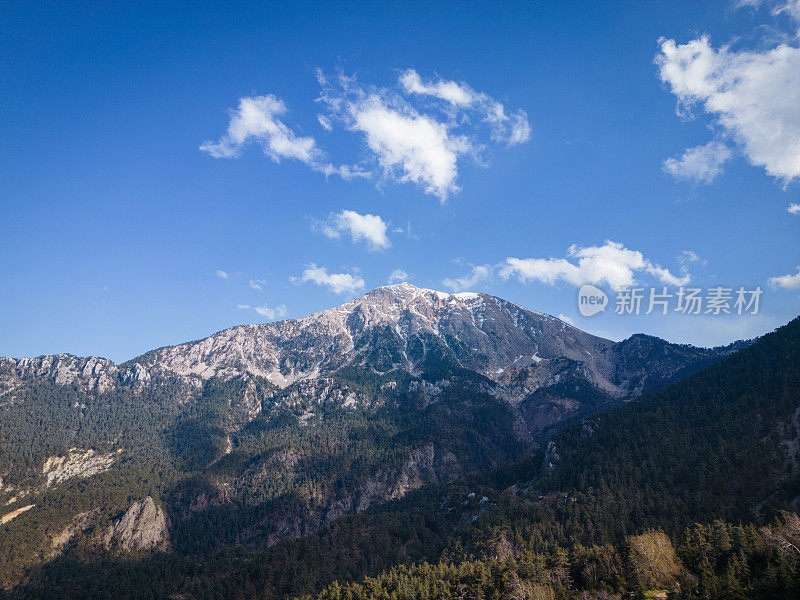 山地景观多雪，天气晴朗，少数多云