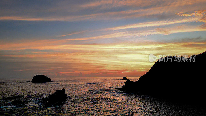 海岸线和太平洋海浪的鸟瞰图