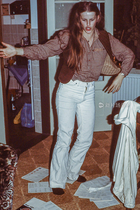 70年代跳舞的年轻女子