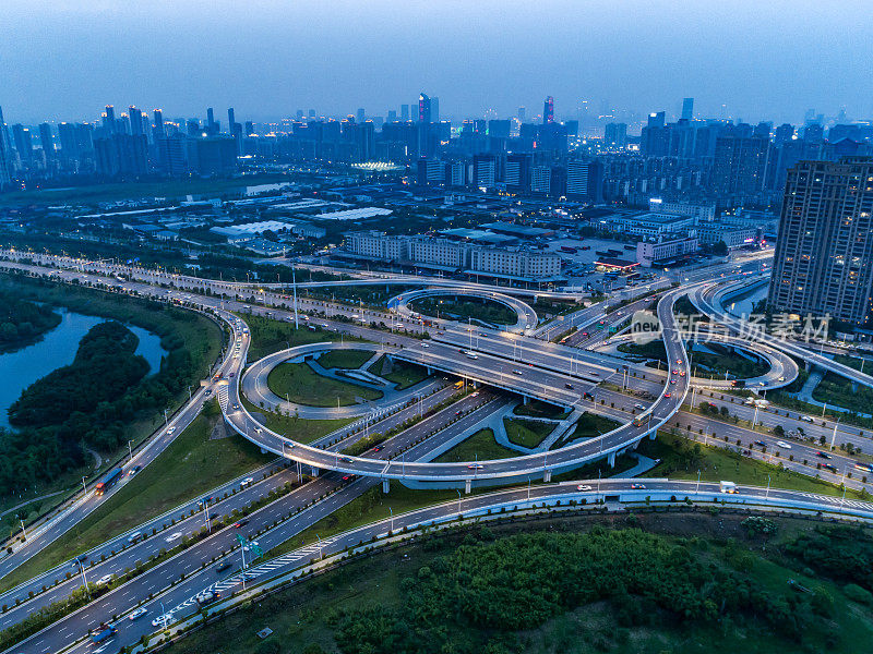 俯瞰现代立交桥的夜景，上海，中国