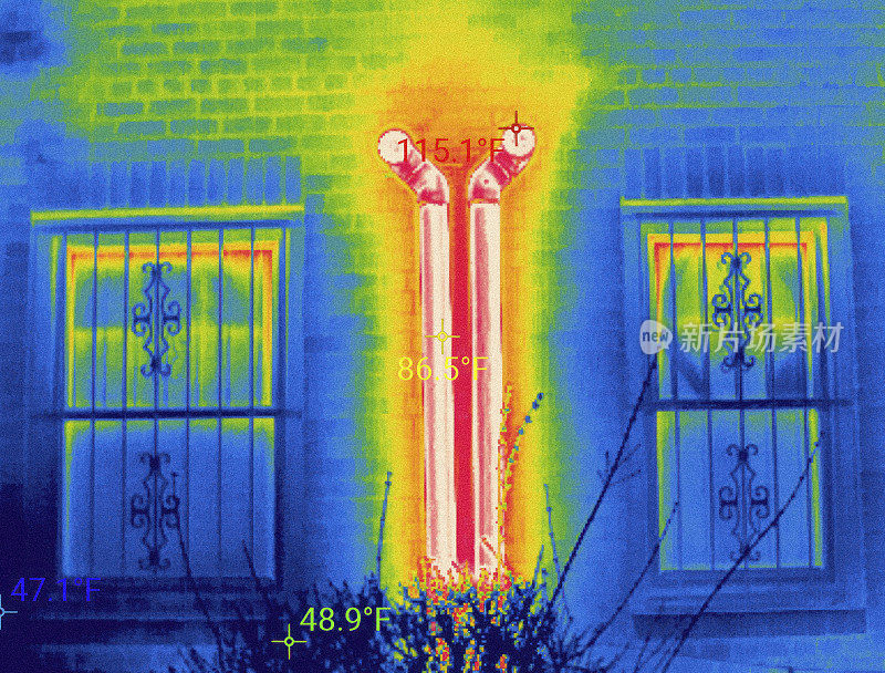 热泄漏和红外发射帮助。房屋外立面分体式系统风管的热红外图像