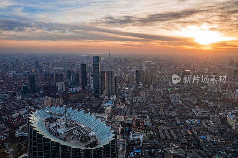 天津的城市空间和美丽的摩天大楼在中国的日落