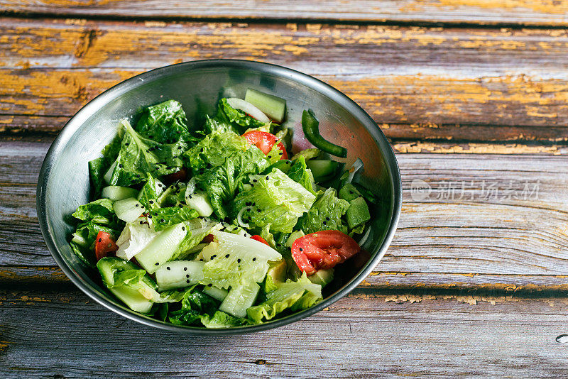 木桌上的蔬菜沙拉。健康食品。