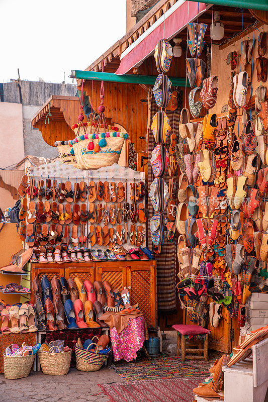 马拉喀什集市在麦地那露天市场的摩洛哥纪念品和古董商店