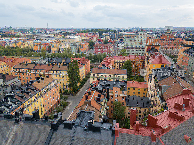 一张令人回味的照片，捕捉了斯德哥尔摩迷人的建筑屋顶，在一场新雨后的阳光下闪闪发光。