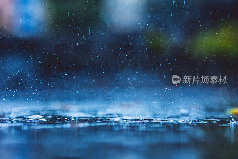 阴雨天气背景。雨滴。水坑