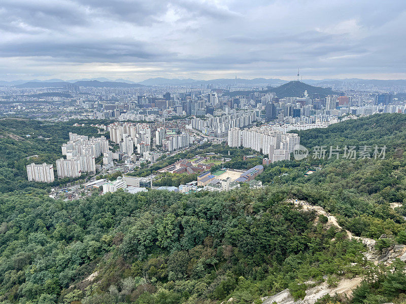 首尔的山和公寓