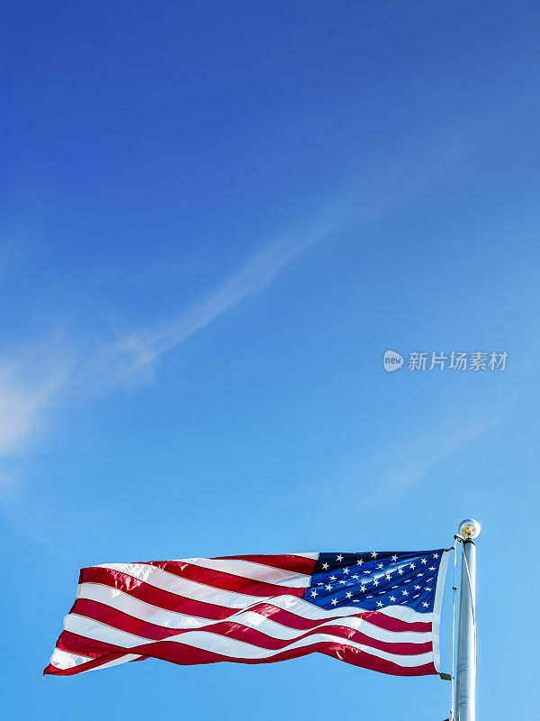 美国国旗悬挂在晴朗的天空上