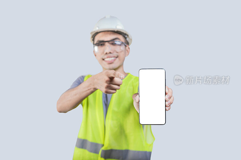 工程师拿着手机，在空白的手机屏幕上显示广告。工程师指着空白的手机屏幕