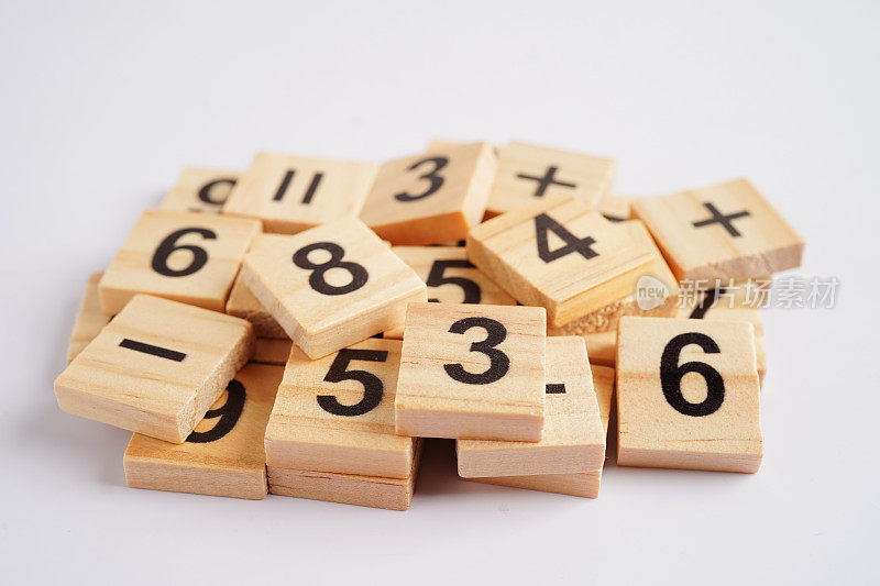 数字木块立方体用于学习数学，教育数学概念。