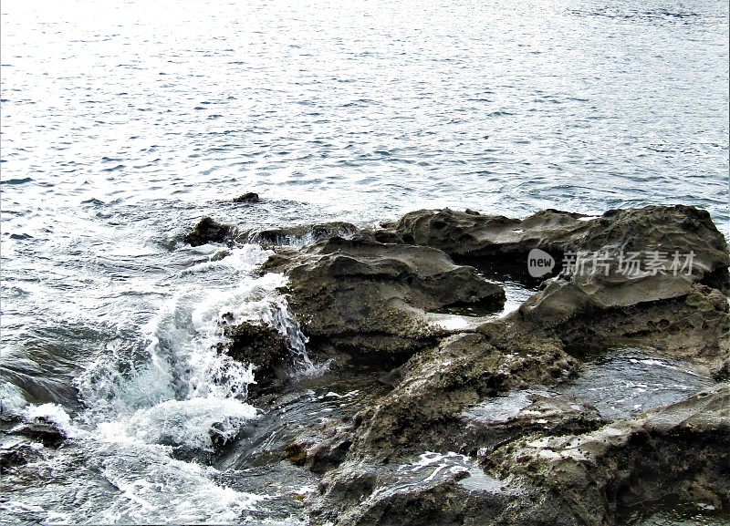 日本。海景。海浪冲击着岩石。