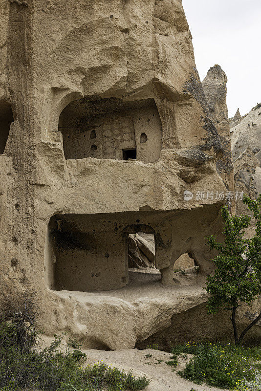 在土耳其卡帕多西亚的泽尔夫山谷，由被称为仙女烟囱的岩层雕刻而成的洞穴房屋
