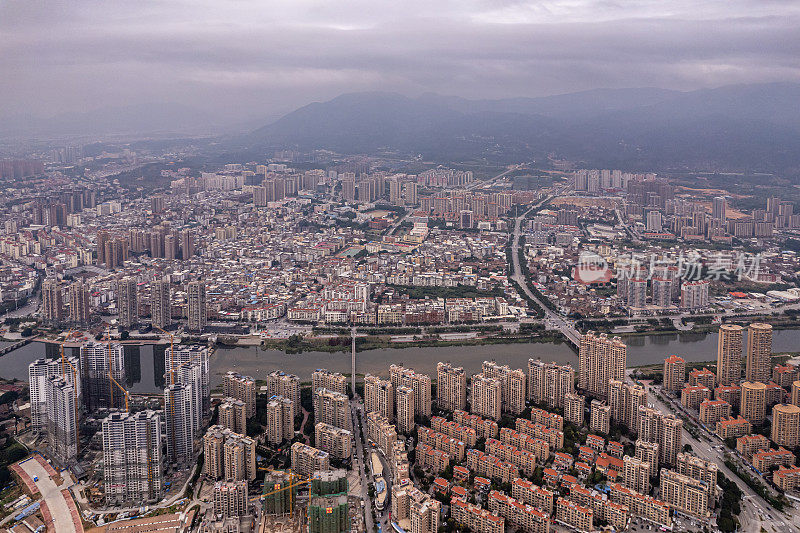 沿河人口密集的城市建筑鸟瞰图