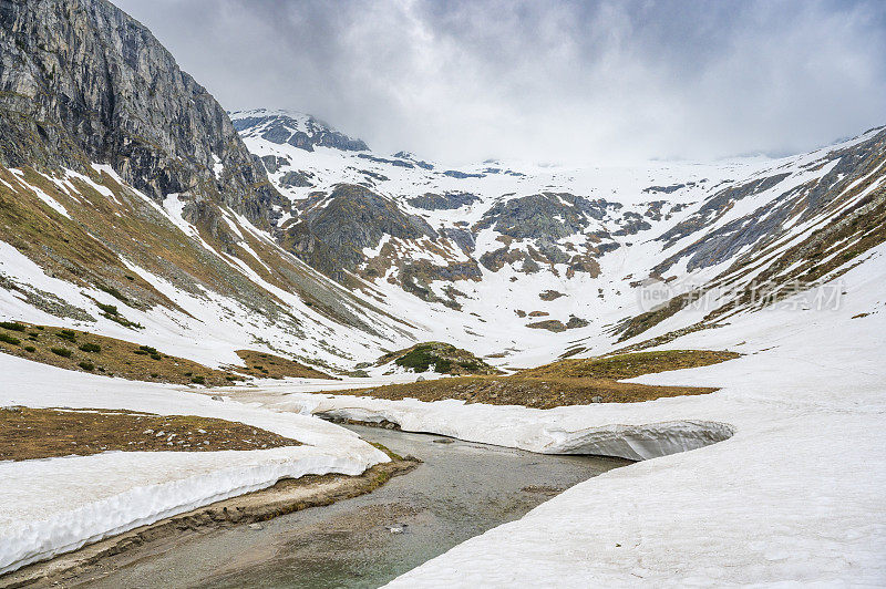 Kölnbreinbach在奥地利马尔他塔尔一个冰雪覆盖的山谷景观