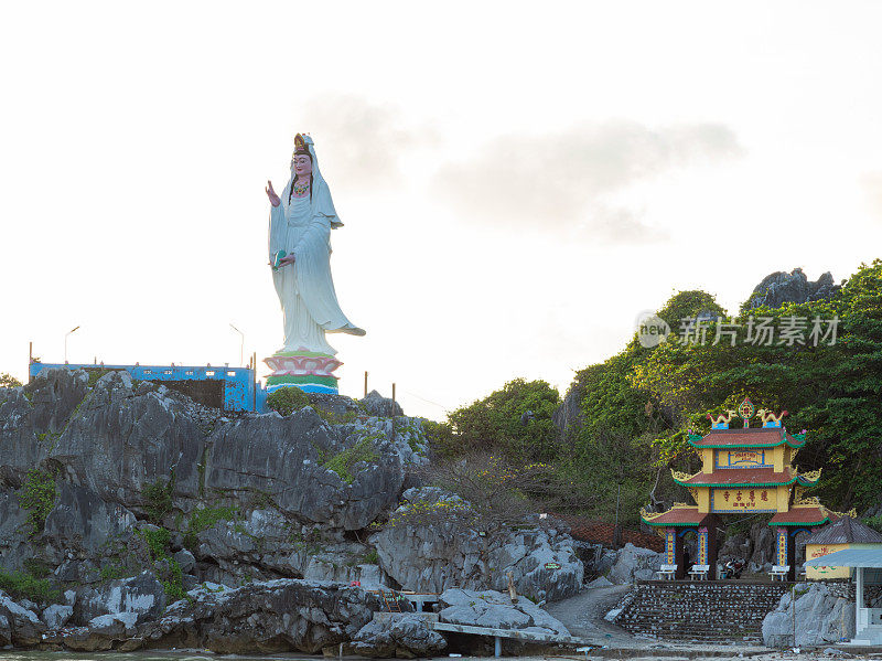 恩和岛上的景观，莲桐塔和观音佛像面朝大海，江省