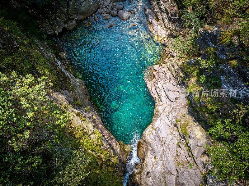 航空摄影深池和瀑布在山间溪流