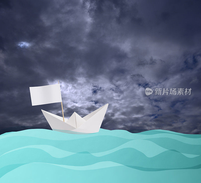 空白的折纸船航行在蓝色的纸浪对暴风雨的天空