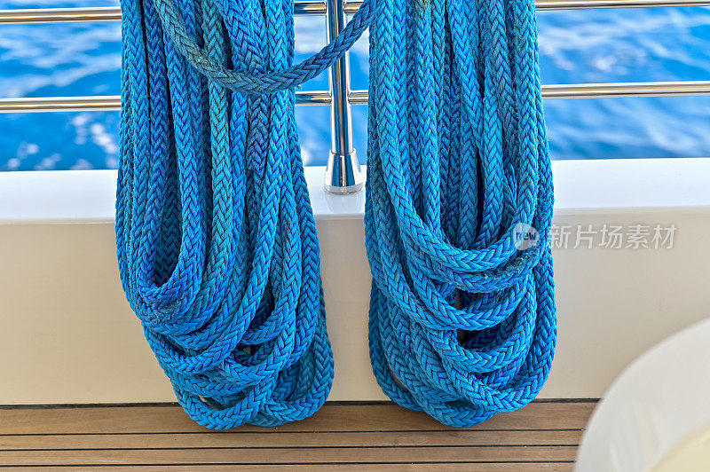 游艇的蓝绳。