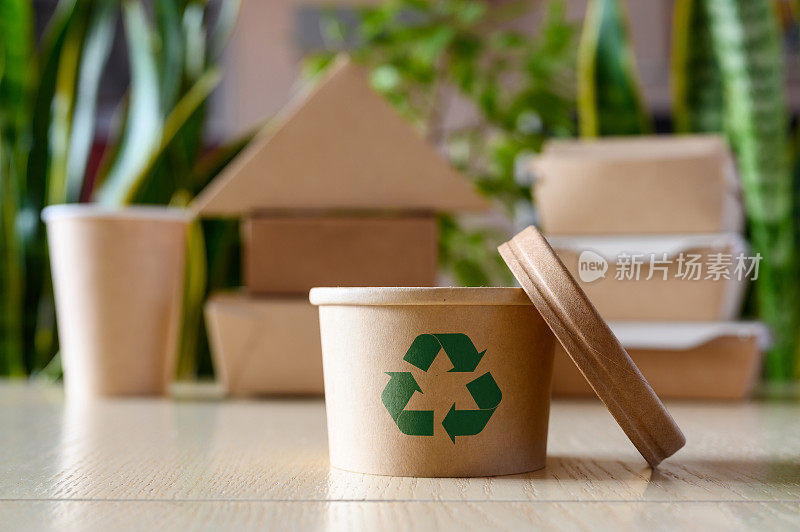 纸质食品容器上的绿色回收标志。环保纸餐具特写。环保生活理念