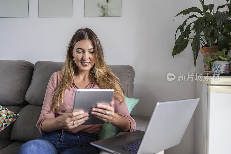 拉丁女人在家里用平板电脑视频通话