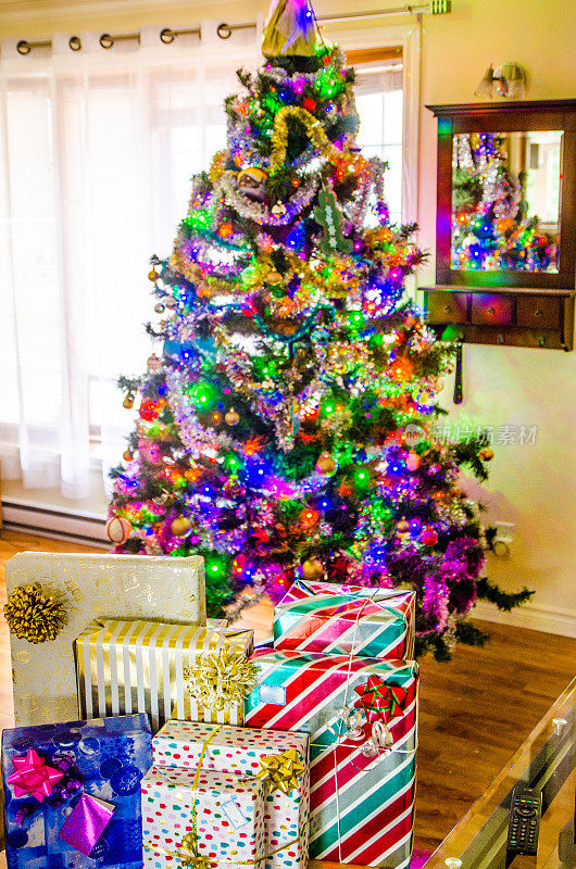 五颜六色的礼物和点亮的圣诞树