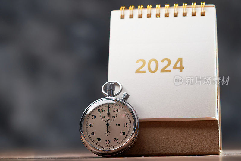 木桌上的2024台历和秒表