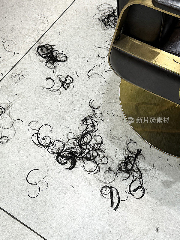 理发师的发廊的图像瓷砖地板潮湿，剪卷发的美发椅基座，抬高视图