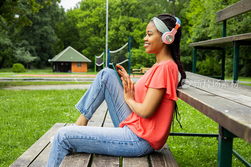 快乐的年轻女子在听音乐