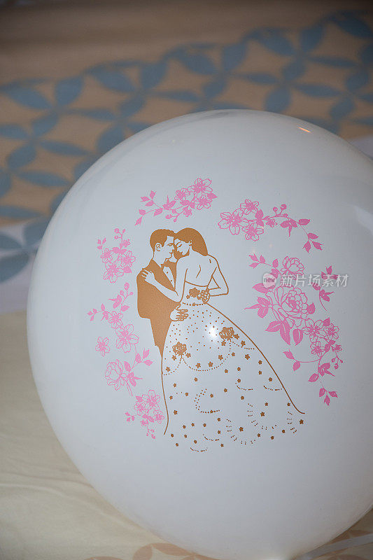 婚礼气球上装饰着新娘和新郎
