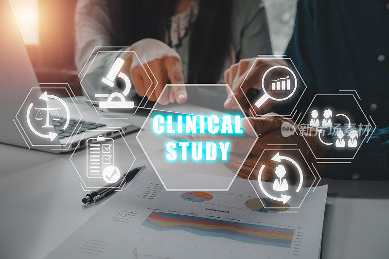 临床研究概念，业务团队在办公桌上使用平板电脑，虚拟屏幕上有临床研究图标。
