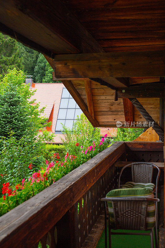 传统德国阳台Fachwerkhäuser，黑森林半木结构房屋，度假